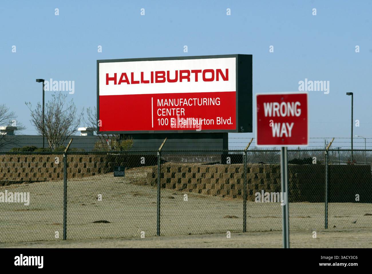 12 mars 2007 - Duncan, OK, États-Unis - le géant des services pétroliers des Émirats arabes Unis, Halliburton Co., va bientôt déplacer son siège social de Houston vers Dubaï, la puissance financière du moyen-Orient. L'annonce signale l'un des mouvements les plus médiatisés d'un dirigeant d'entreprise américain à Dubaï, une ville-forte arabe où le capitalisme de marché libre a été associé à certaines des lois les plus libérales au monde en matière de fiscalité, d'investissement et de résidence. PHOTO : mars 04, 2007 - Duncan, Oklahoma, USA - Une statue honorant le pétrolier Erle P. HALLIBURTON se tient dans Duncan Memorial Park sur U. S Highway 81, une partie du sentier Chisholm Banque D'Images