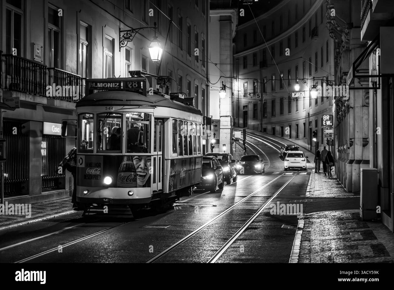 Lisboa, Portugal, Un vieux tramway classique dans le vieux centre-ville de Lisboa la nuit, Portugal Banque D'Images