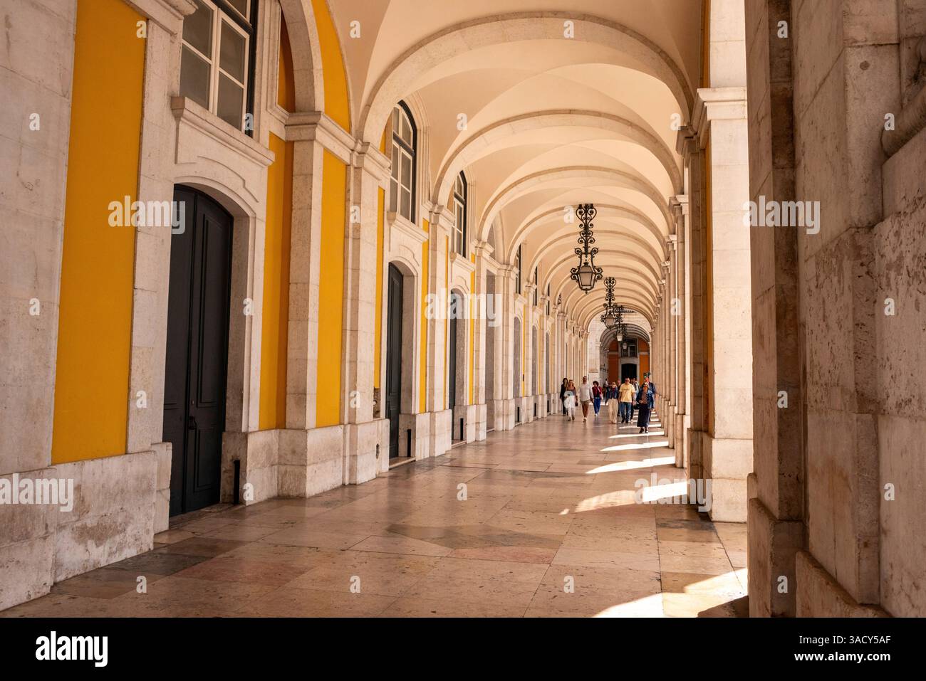 Lisboa, Portugal, passage emblématique sur la place commerciale dans la vieille ville de Lisbonne, Portugal Banque D'Images