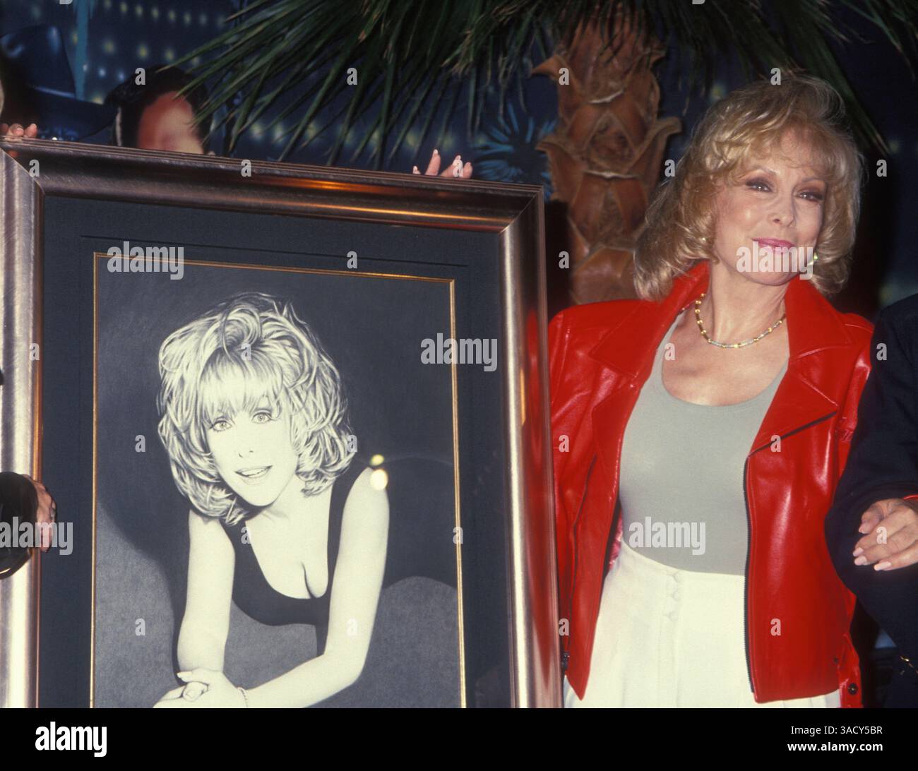 07 septembre 1994 - Hollywood, Californie, États-Unis - Barbara Eden au Planet Hollywood pour les empreintes des mains et le don de Genie Bottle (crédit image : Kathy Hutchins/ZUMAPRESS.com) Banque D'Images
