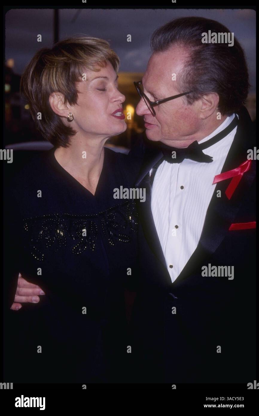 15 janvier 1995 - Los Angeles, Californie, États-Unis - LARRY KING et CYNDI GARVEY assistent aux Cable Ace Awards (image crédit : Kathy Hutchins/ZUMAPRESS.com) Banque D'Images