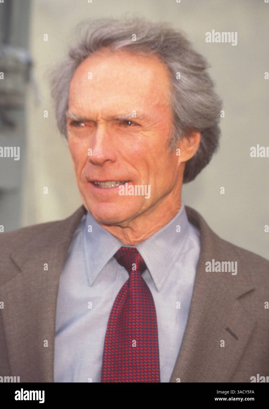 02 nov. 1995 - Hollywood, Californie, États-Unis - Clint Eastwood célébrant la cérémonie d'empreinte de la main de Jim Carrey au Chinese Theatre (image crédit : Kathy Hutchins/ZUMAPRESS.com) Banque D'Images