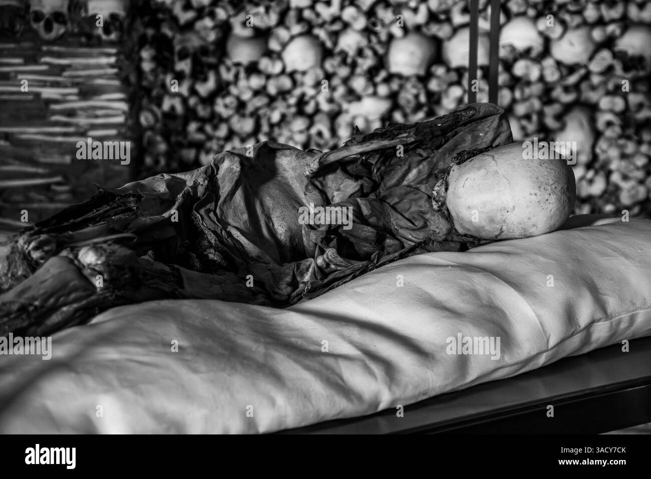 Evora, Portugal, un vieux cadavre ouvert dans la Chapelle des os à Evora, Portugal Banque D'Images