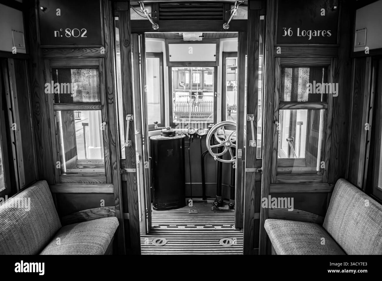 Cabine de conducteur d'un vieux tramway historique à Lisbonne, Portugal Banque D'Images