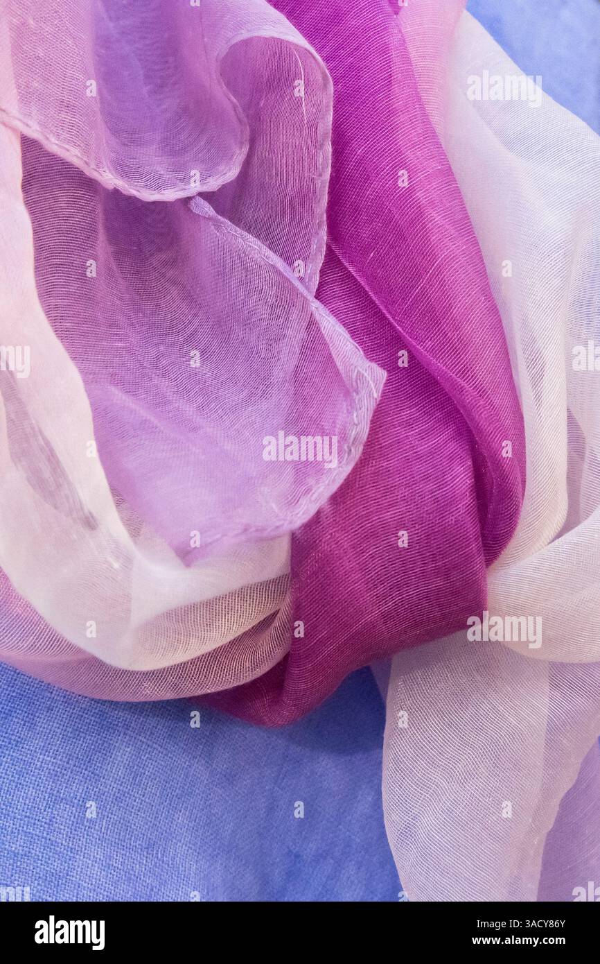 Tissus de couleur pastel dans des tons bleus, roses et violets. Banque D'Images