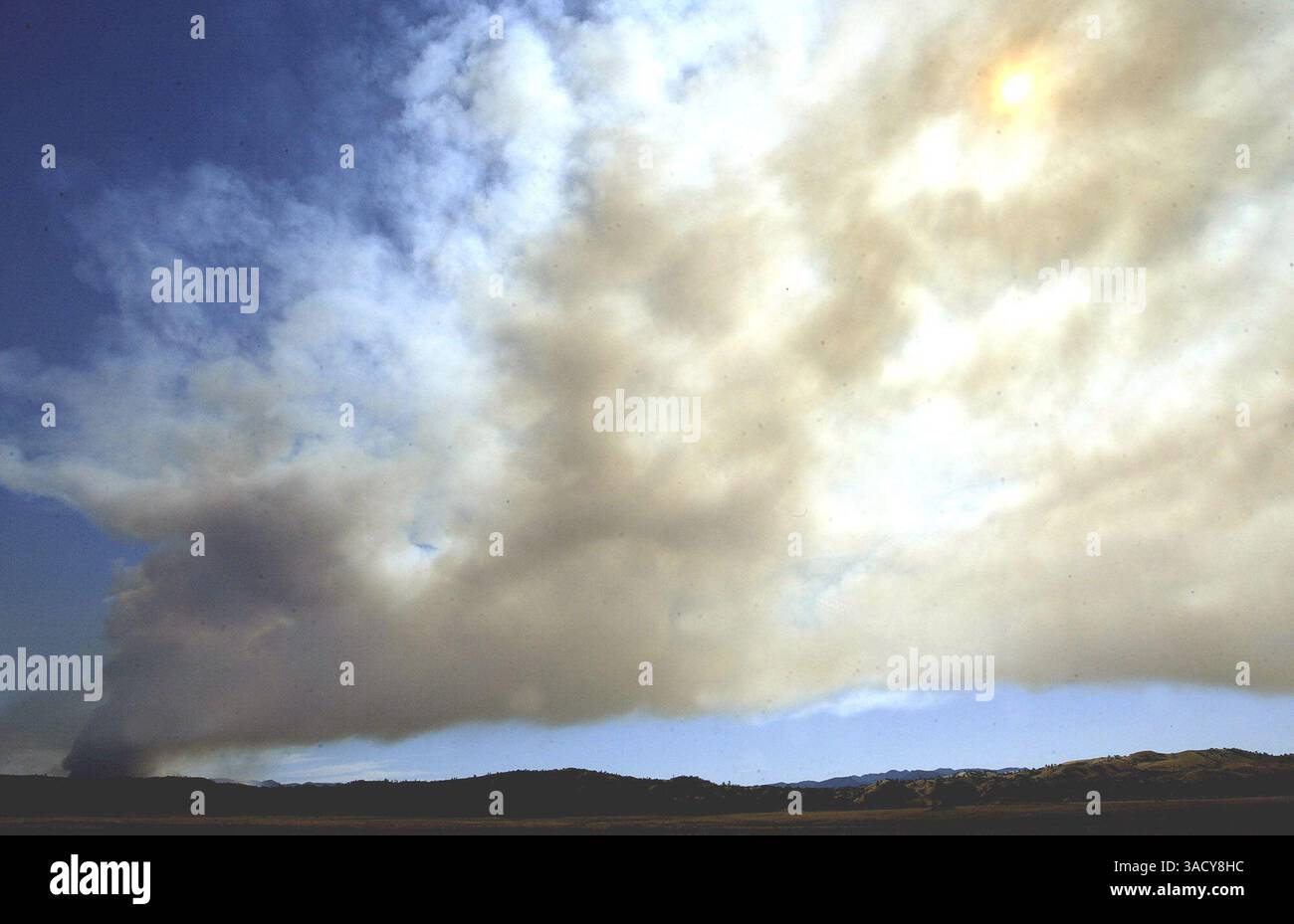 Feu Sam Jones à King City, Calif. Près de Fort Hunter Liggett le lundi 3 août 2009. Photo prise sur Sam Jones Rd. En regardant vers l'ouest pour tirer..(Orville Myers/ Monterey County Herald (crédit image : Monterey Herald/ZUMAPRESS.com) Banque D'Images