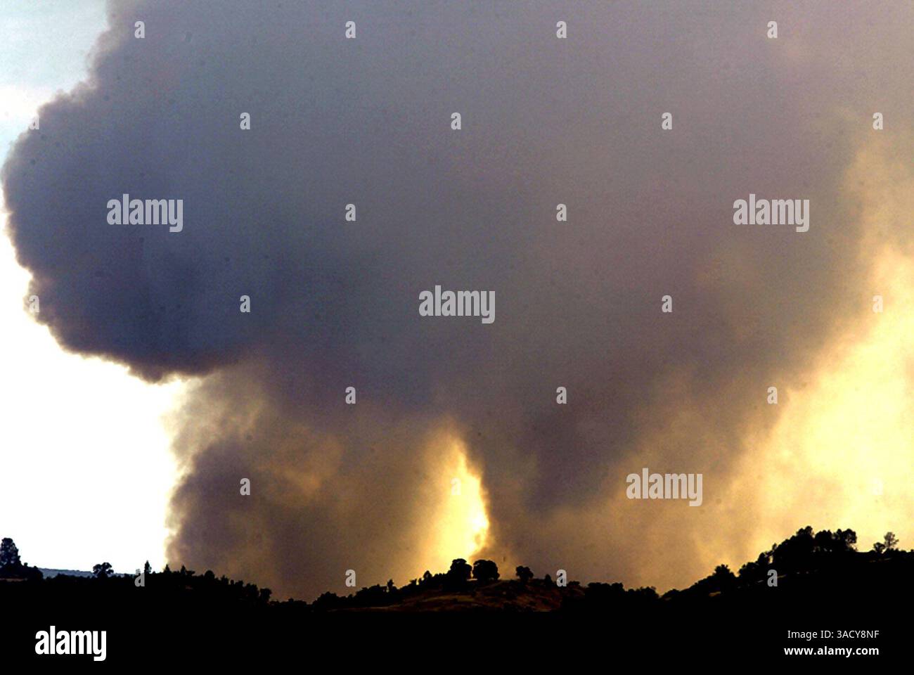 Feu Sam Jones à King City, Calif. Près de Fort Hunter Liggett le lundi 3 août 2009. Photo prise sur Sam Jones Rd. En regardant vers l'ouest pour tirer..(Orville Myers/ Monterey County Herald (crédit image : Monterey Herald/ZUMAPRESS.com) Banque D'Images