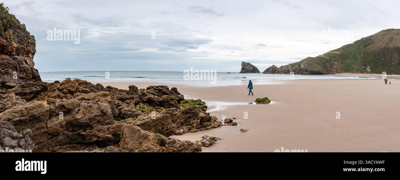 Les gens marchent à la plage tranquille de Torimbia sur la côte asturienne dans le nord de l'Espagne Banque D'Images