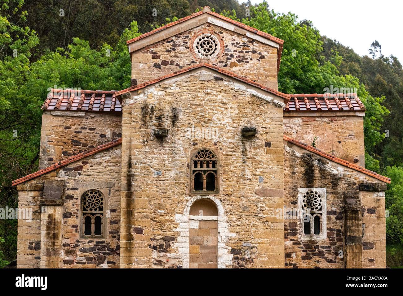 Extérieur de l'église romane San Miguel de Lillo à Oviedo, site du patrimoine mondial de l'UNESCO, Asturies dans le nord de l'Espagne Banque D'Images