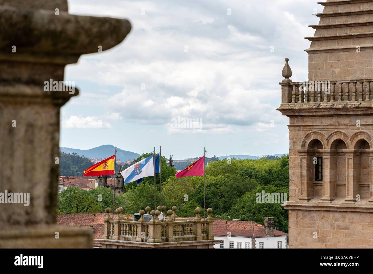 Le drapeau espagnol et galicien sur le toit du bâtiment universitaire à Santiago de Compostelle, Espagne Banque D'Images