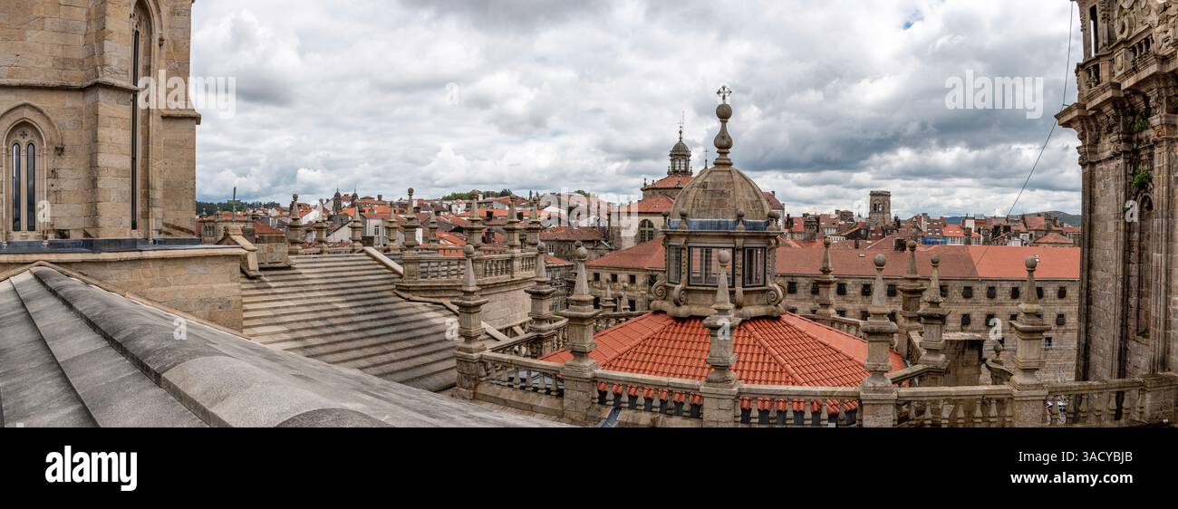 Vue panoramique sur le centre-ville sud de Santiago de Compostelle, vu du toit de la célèbre cathédrale, Galice en Espagne Banque D'Images