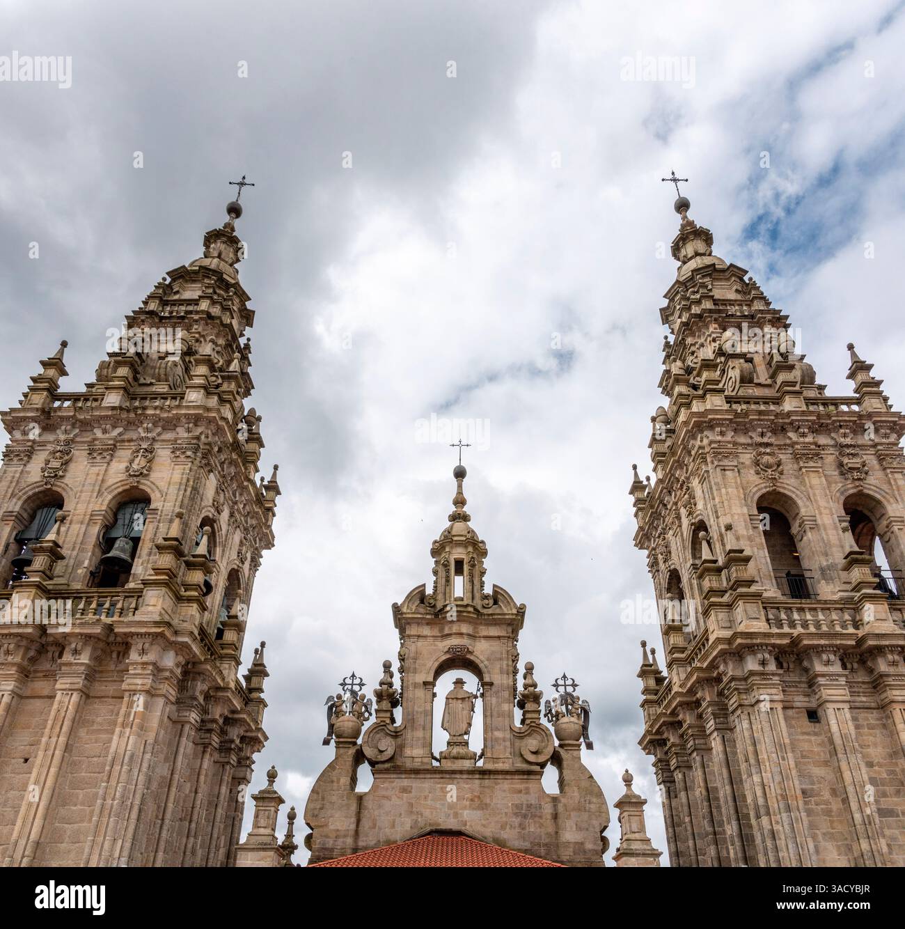 Riche décoré classique clocher de la célèbre cathédrale de Santiago de Compostelle, région de Galice en Espagne Banque D'Images