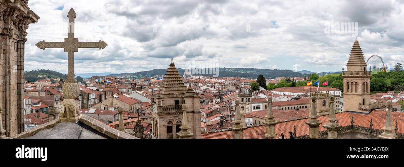 Vue panoramique sur le centre-ville sud de Santiago de Compostelle, vu du toit de la célèbre cathédrale, Galice en Espagne Banque D'Images