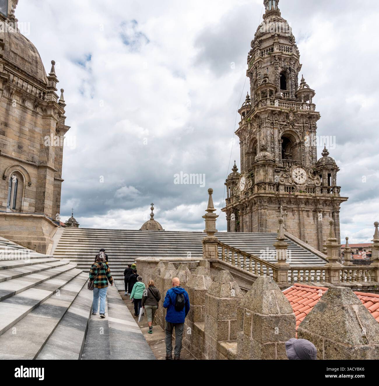 Touristes marchant sur le toit de la cathédrale Saint-Jacques-de-Compostelle vers le clocher sud, Galice en Espagne Banque D'Images