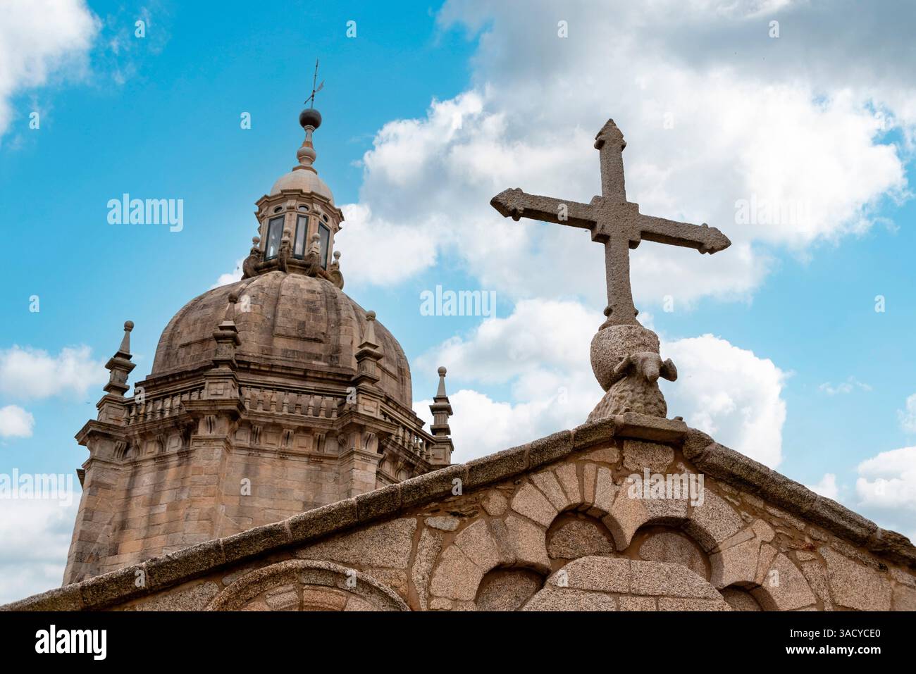 Une croix avec un agneau sous le toit de la cathédrale Saint-Jacques-de-Compostelle en Galice, Espagne Banque D'Images