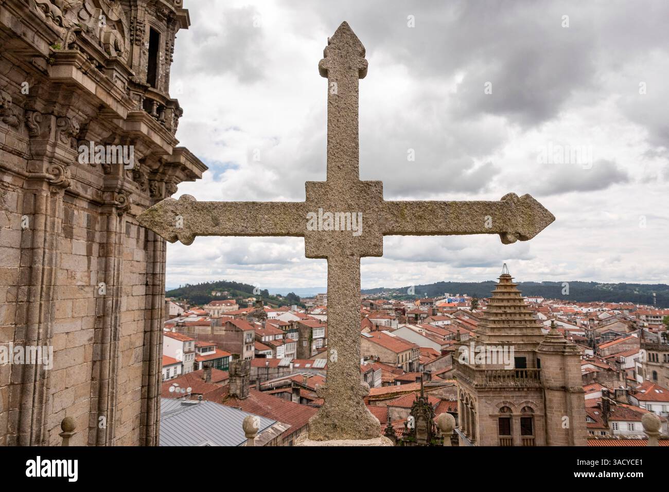 Une croix sur le toit de la cathédrale Saint-Jacques-de-Compostelle en Galice, le centre-ville en arrière-plan, Espagne Banque D'Images