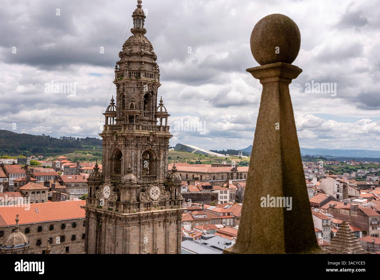 Vue panoramique sur le clocher sud de la cathédrale Saint-Jacques-de-Compostelle, la ville moderne de la culture de Galice en arrière-plan, Espagne Banque D'Images