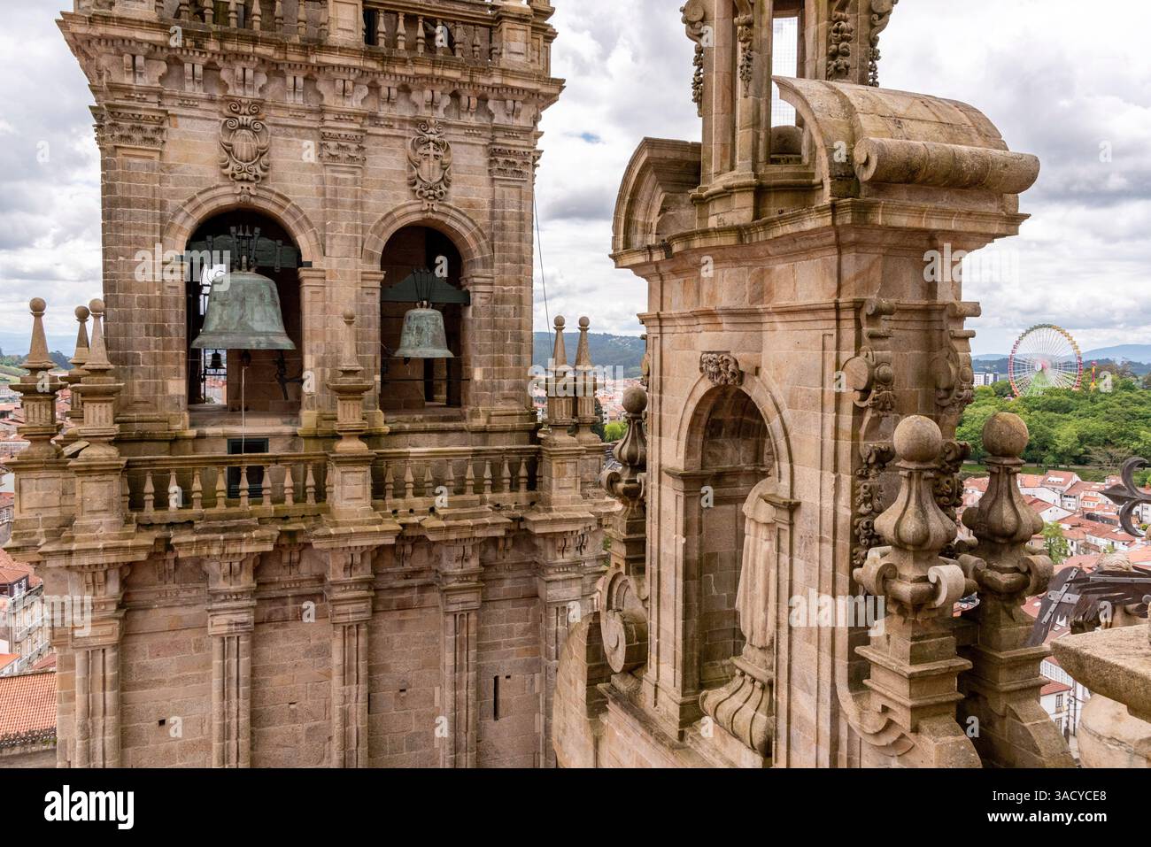 Clocher principal sud et décoration baroque du toit de la cathédrale Saint-Jacques-de-Compostelle, Galice en Espagne Banque D'Images