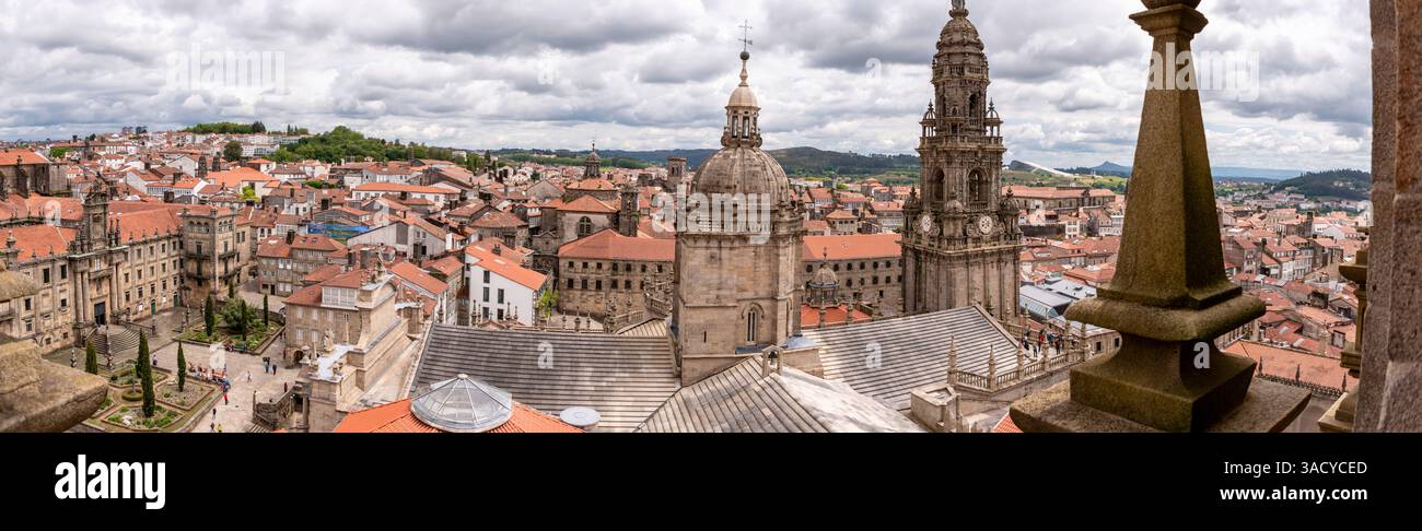 Vue panoramique sur le centre-ville de Saint-Jacques-de-Compostelle, vue depuis le toit de la célèbre cathédrale, Galice en Espagne Banque D'Images