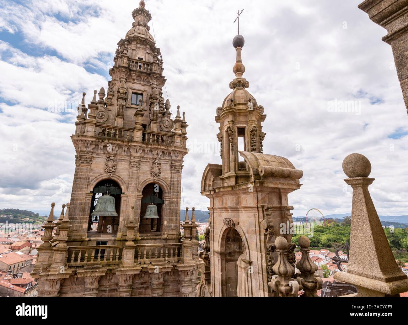 Riche décoré classique clocher de la célèbre cathédrale de Santiago de Compostelle, région de Galice en Espagne Banque D'Images