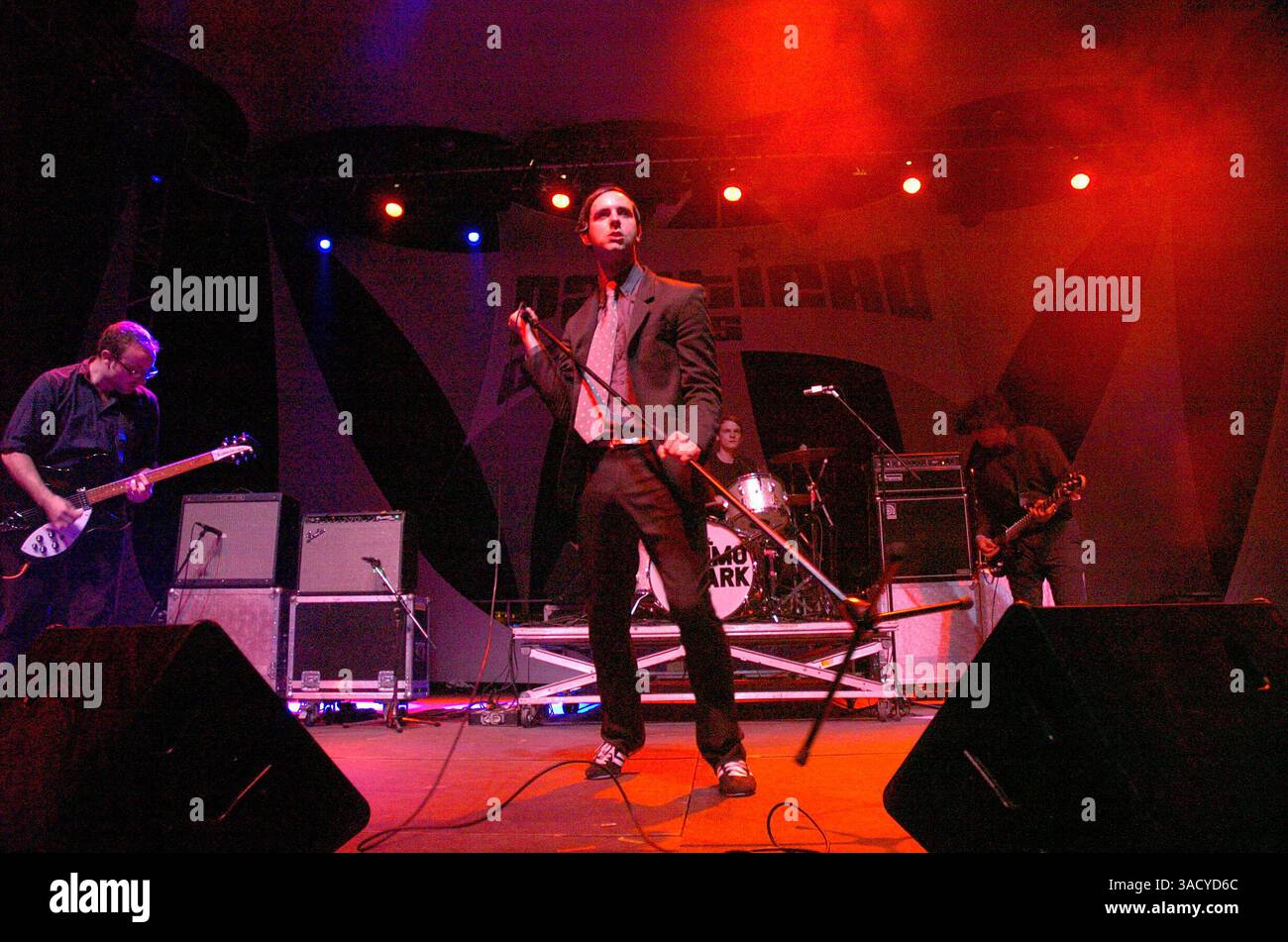 17 août 2005 ; Cannes, FRANCE ; PAUL SMITH du groupe de rock anglais Maximo Park se produit en concert au Festival Pantiero à Cannes le 17 août 2005. (Crédit image : Frederic Injimbert/ZUMAPRESS.com) Banque D'Images