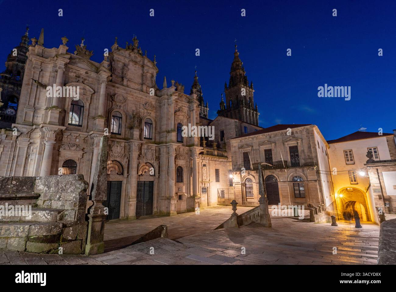 Façade nord de la cathédrale Saint-Jacques-de-Compostelle sur la place Immaculée la nuit, Galice en Espagne Banque D'Images Façade nord de la cathédrale Saint-Jacques-de-Compostelle sur la place Immaculée la nuit, Galice en Espagne Banque D'Images
