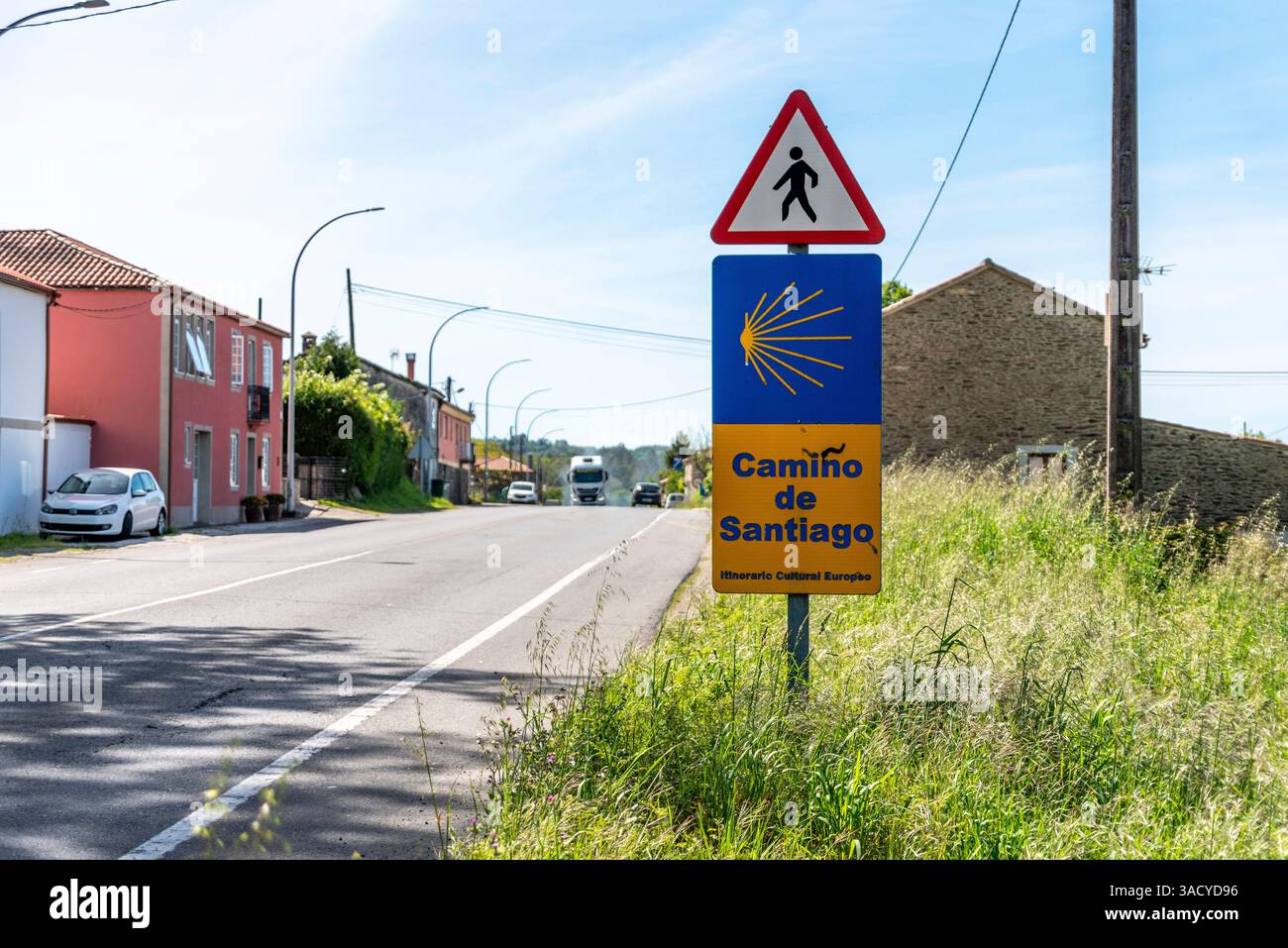 Camino de Santiago signe sur une route de campagne pittoresque, montrant aux pèlerins le chemin vers leur destination, l'Espagne Banque D'Images