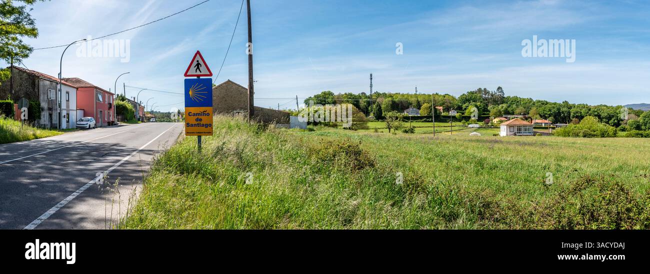 Camino de Santiago signe sur une route de campagne pittoresque, montrant aux pèlerins le chemin vers leur destination, l'Espagne Banque D'Images