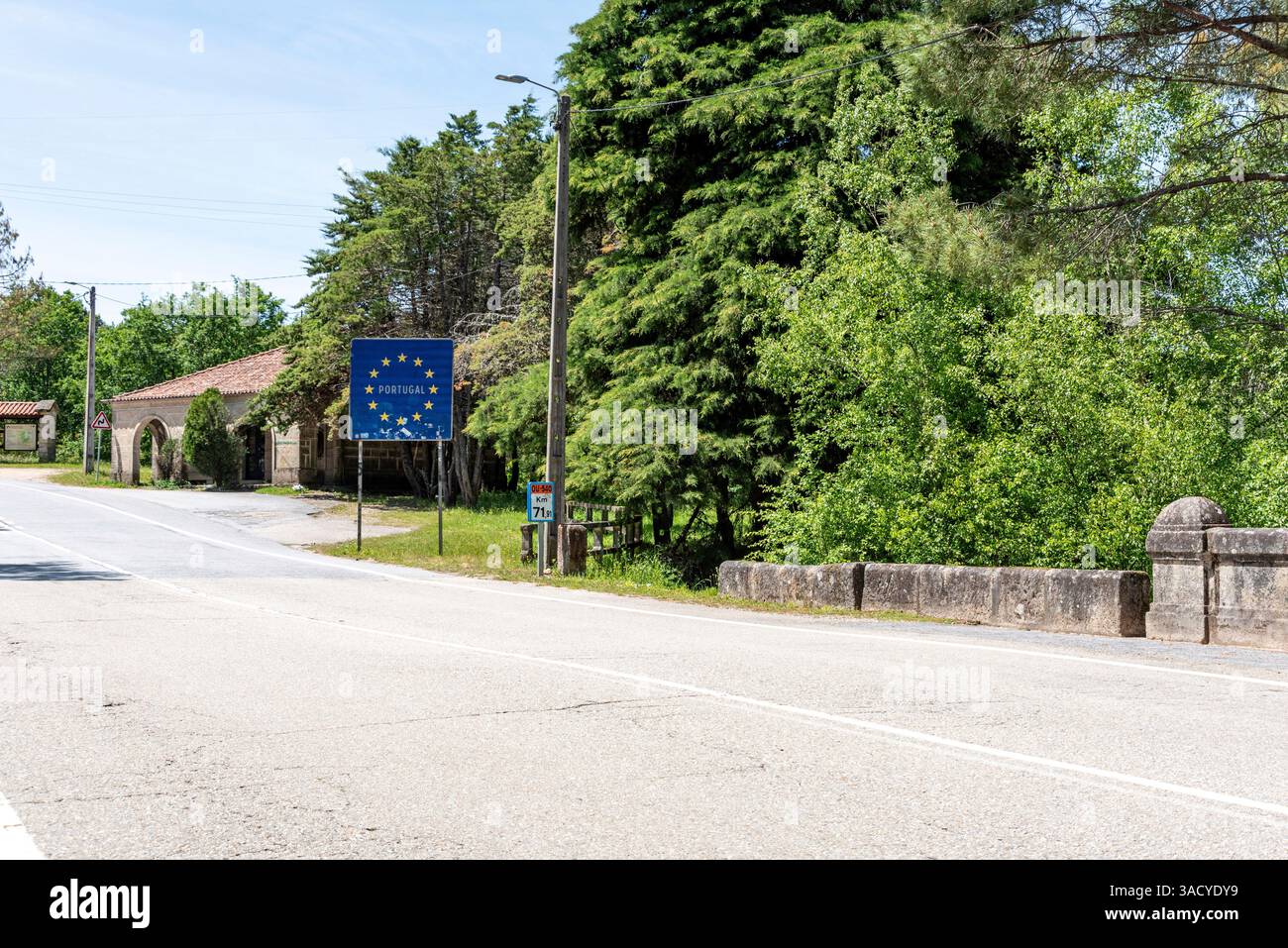 Route au point de passage de la frontière hispano-portugaise à Ponte da Barca, vue du côté espagnol Banque D'Images