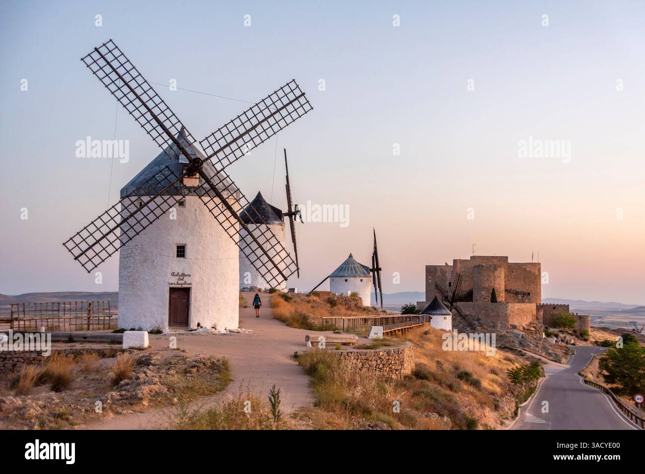 Moulins à vent historiques emblématiques à Consuegra au lever du soleil, en Espagne, connus du roman de Cervantes Don Quichotte Banque D'Images