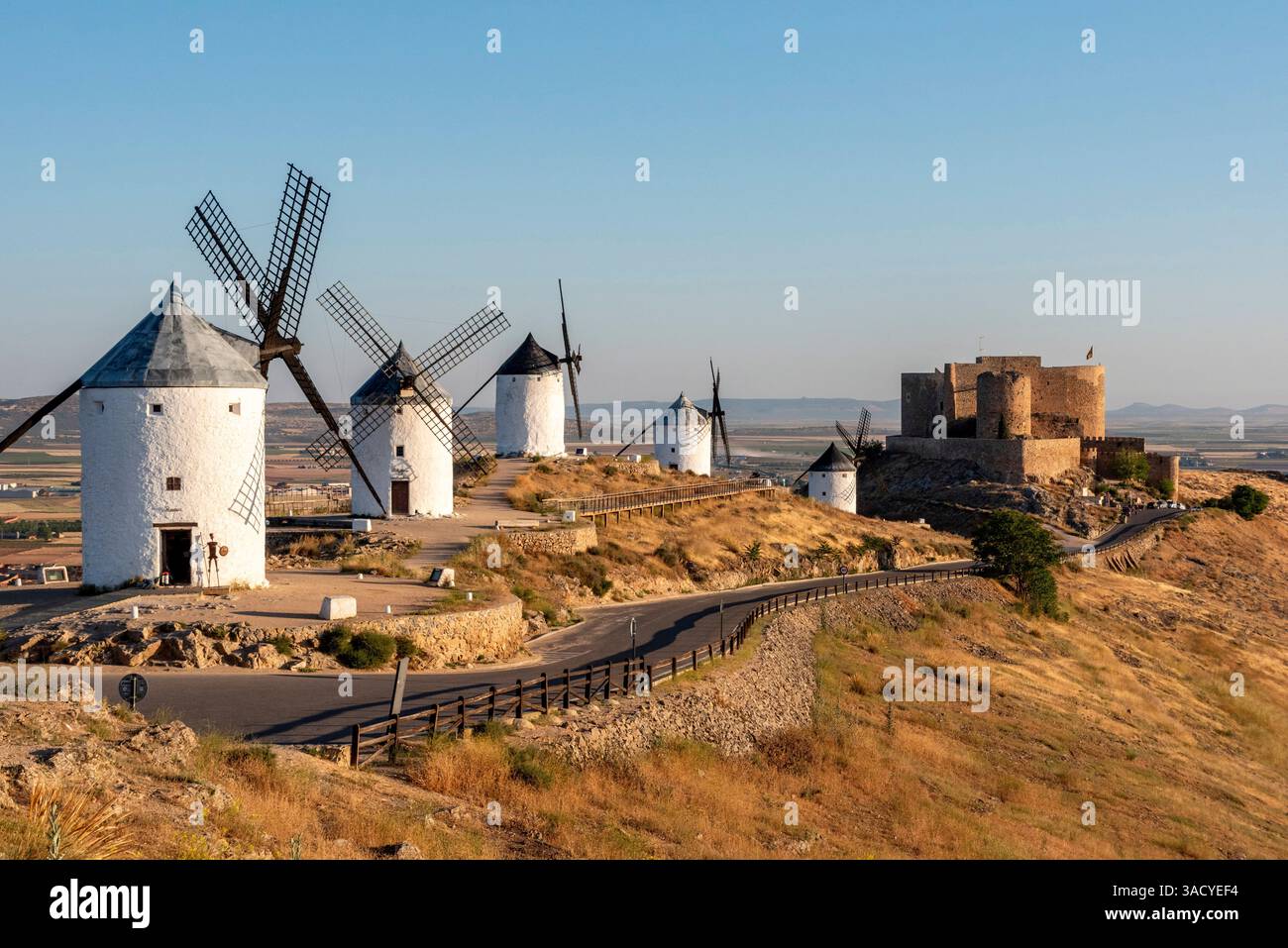 Moulins à vent historiques emblématiques à Consuegra au lever du soleil, en Espagne, connus du roman de Cervantes Don Quichotte Banque D'Images