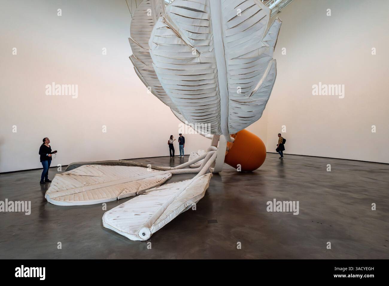 Bilbao, Espagne, les visiteurs regardent une sculpture géante au volant du Musée Guggenheim de Bilbao dans la région basque, créée par Claes Oldenburg Banque D'Images