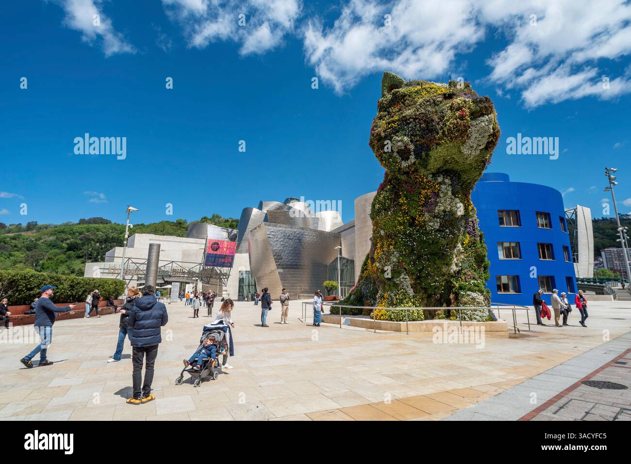 Bilbao, Espagne, célèbre sculpture de chiot devant le musée Guggenheim de Bilbao, région basque, conçue par Jeff Koons Banque D'Images