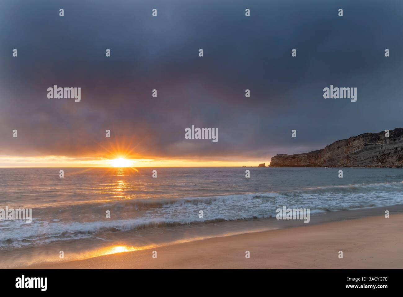 Coucher de soleil sur l'océan Atlantique depuis Nazare, Portugal Banque D'Images