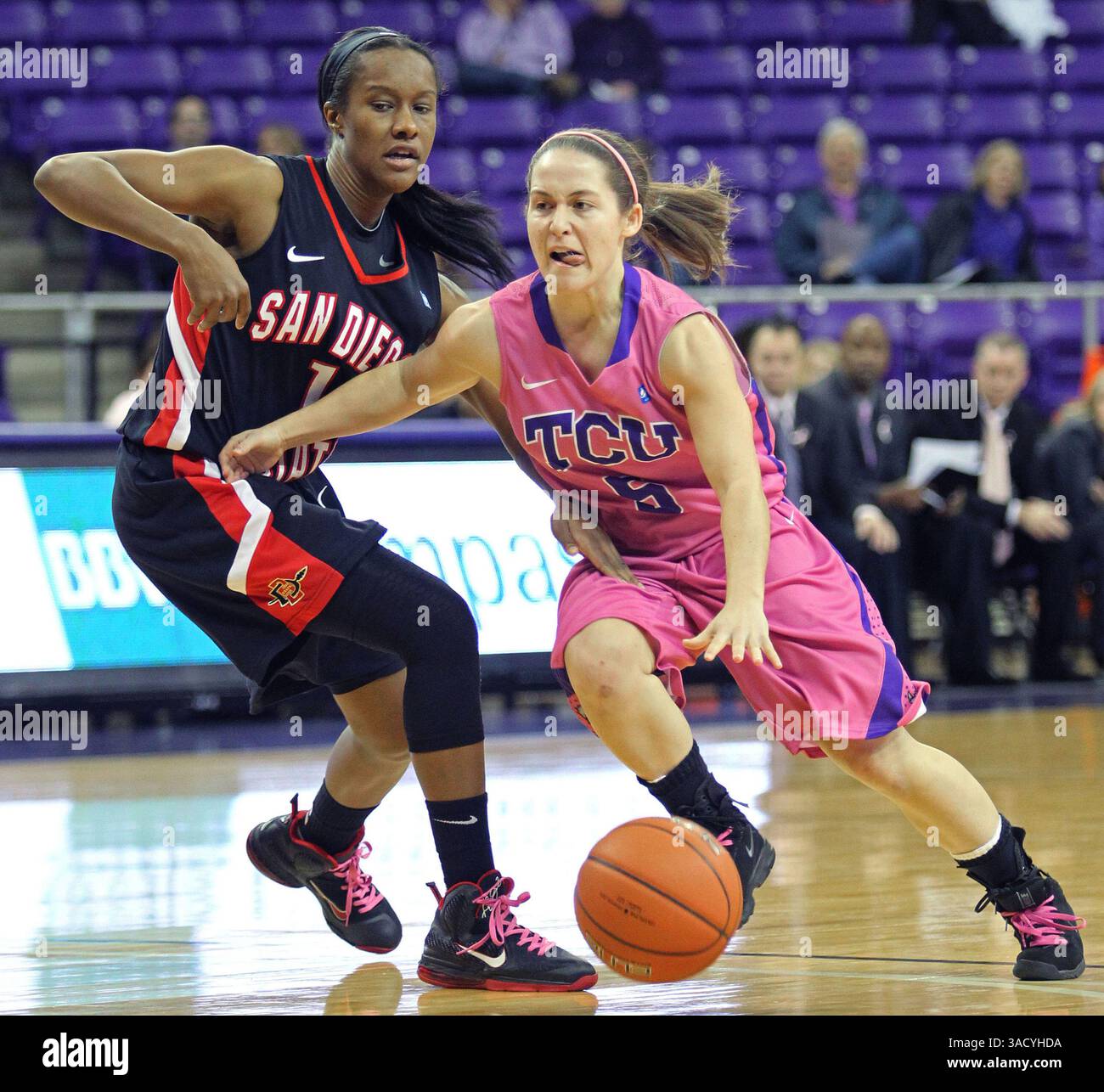 Feb 4, 2012 - Fort Worth, TX, USA - Meagan Henson, de Texas Christian, se dirige vers le seau contre Chelsea Hopkins de San Diego State en première mi-temps au Daniel Meyer Coliseum de Fort Worth, Texas, le samedi 4 février 2012. TCU bat San Diego State, 58-39. (Crédit image : © Paul Moseley/Fort Worth Star-Telegram/MCT/ZUMAPRESS.com) Banque D'Images