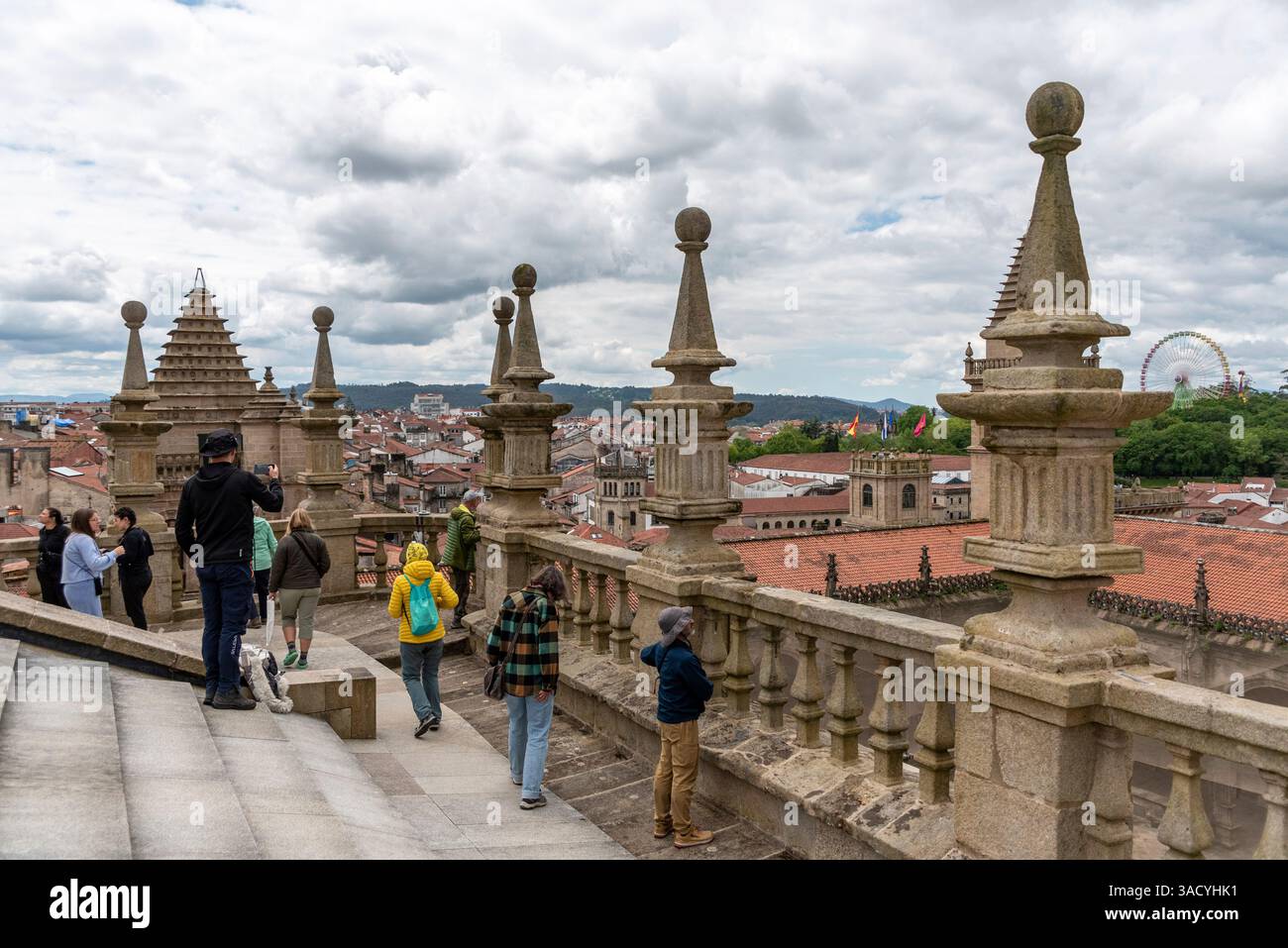 Saint-Jacques-de-Compostelle, Espagne, touristes marchant sur le toit de la cathédrale Saint-Jacques-de-Compostelle vers le clocher sud, Galice en Espagne Banque D'Images