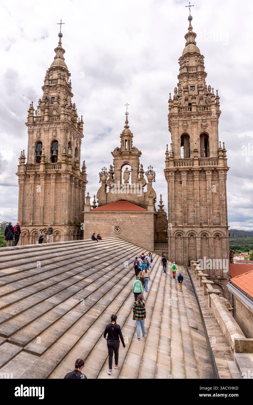 Saint-Jacques-de-Compostelle, Espagne, touristes marchant sur le toit de la cathédrale Saint-Jacques-de-Compostelle vers le clocher sud, Galice en Espagne Banque D'Images