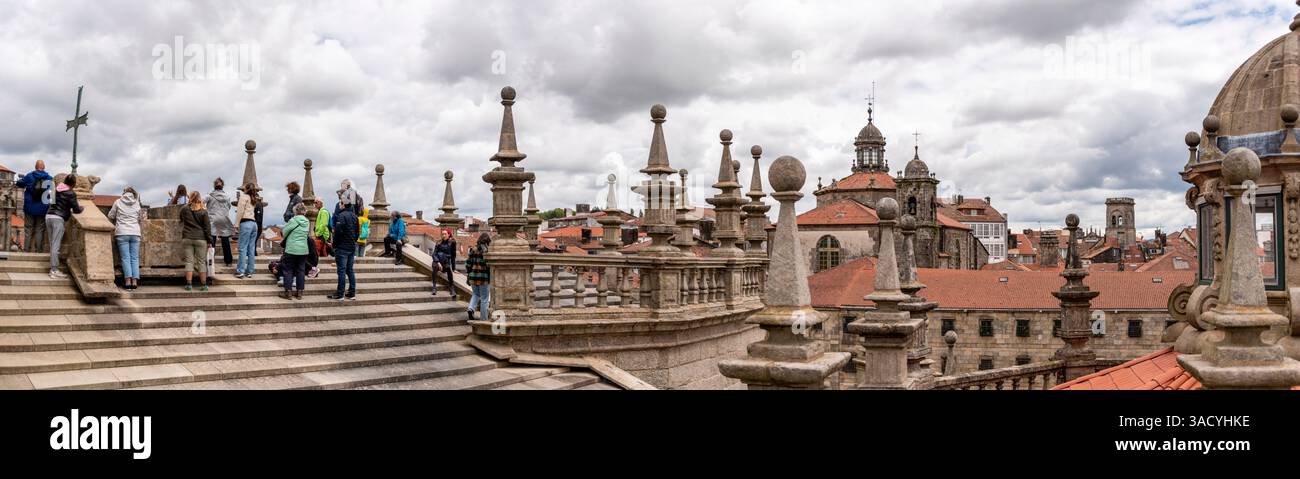 Saint-Jacques-de-Compostelle, Espagne, touristes marchant sur le toit de la cathédrale Saint-Jacques-de-Compostelle vers le clocher sud, Galice en Espagne Banque D'Images