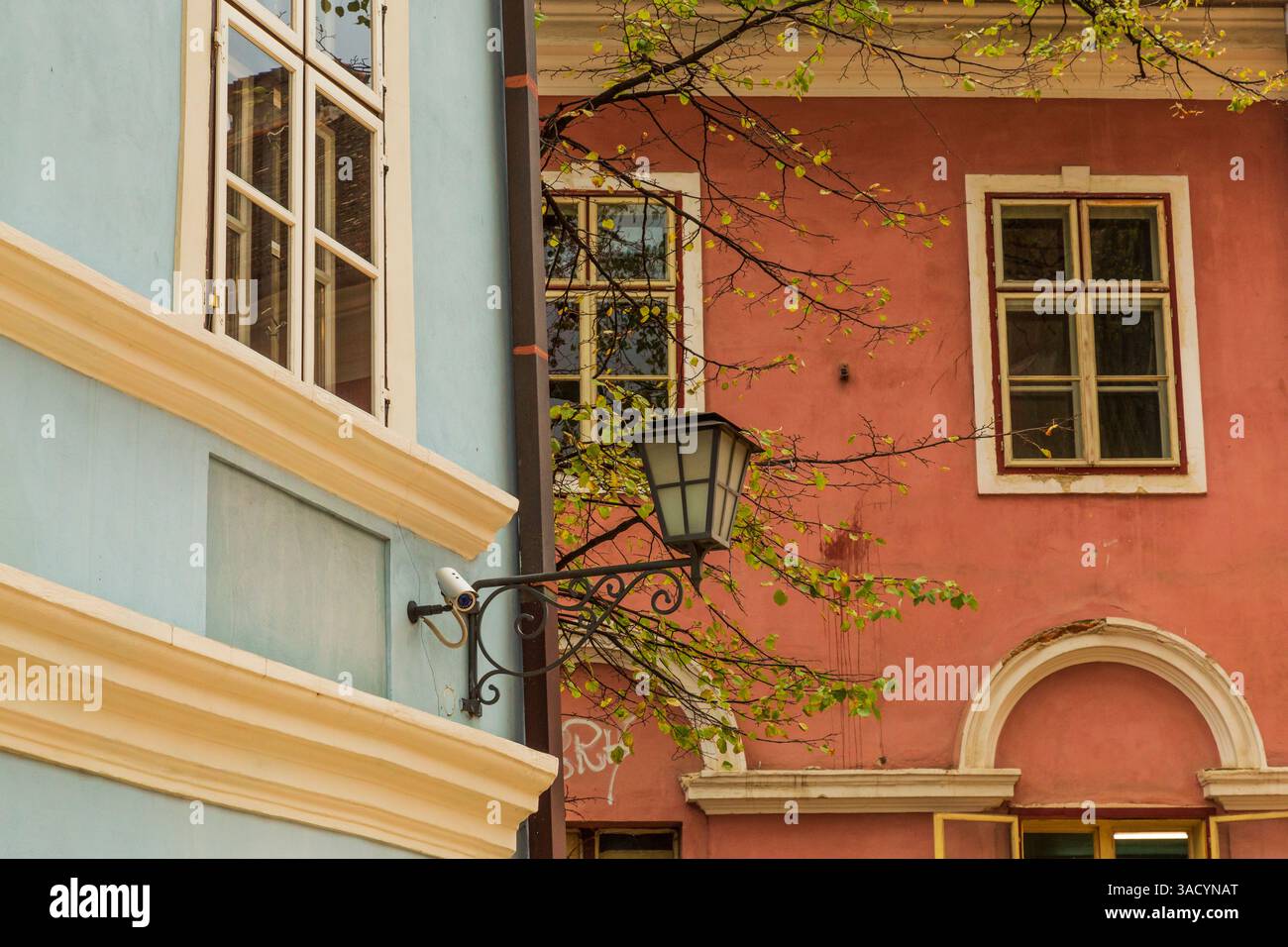 Roumanie Brasov. Bâtiments en gradins, architecture à arcades du XVIe au XVIIe siècle, maisons au toit en terre cuite et rues étroites. Banque D'Images