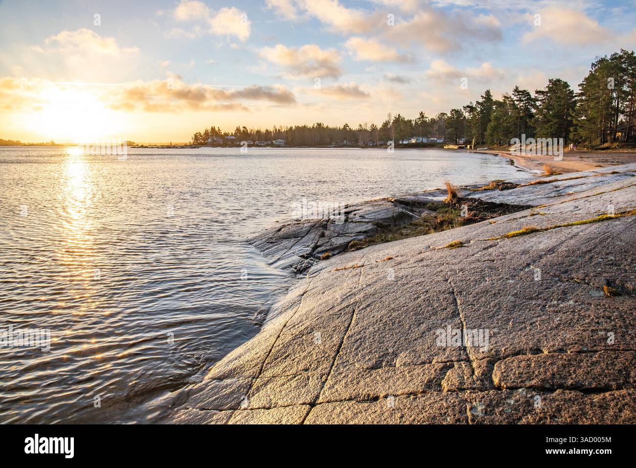 Belle photo côtière au coucher du soleil. Paysage photographié dans une réserve naturelle. Grebbestad, Suède, Scandinavie Banque D'Images