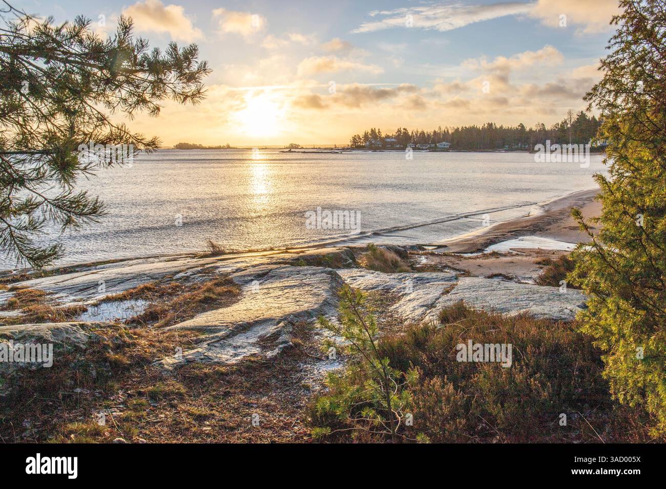 Belle photo côtière au coucher du soleil. Paysage photographié dans une réserve naturelle. Grebbestad, Suède, Scandinavie Banque D'Images