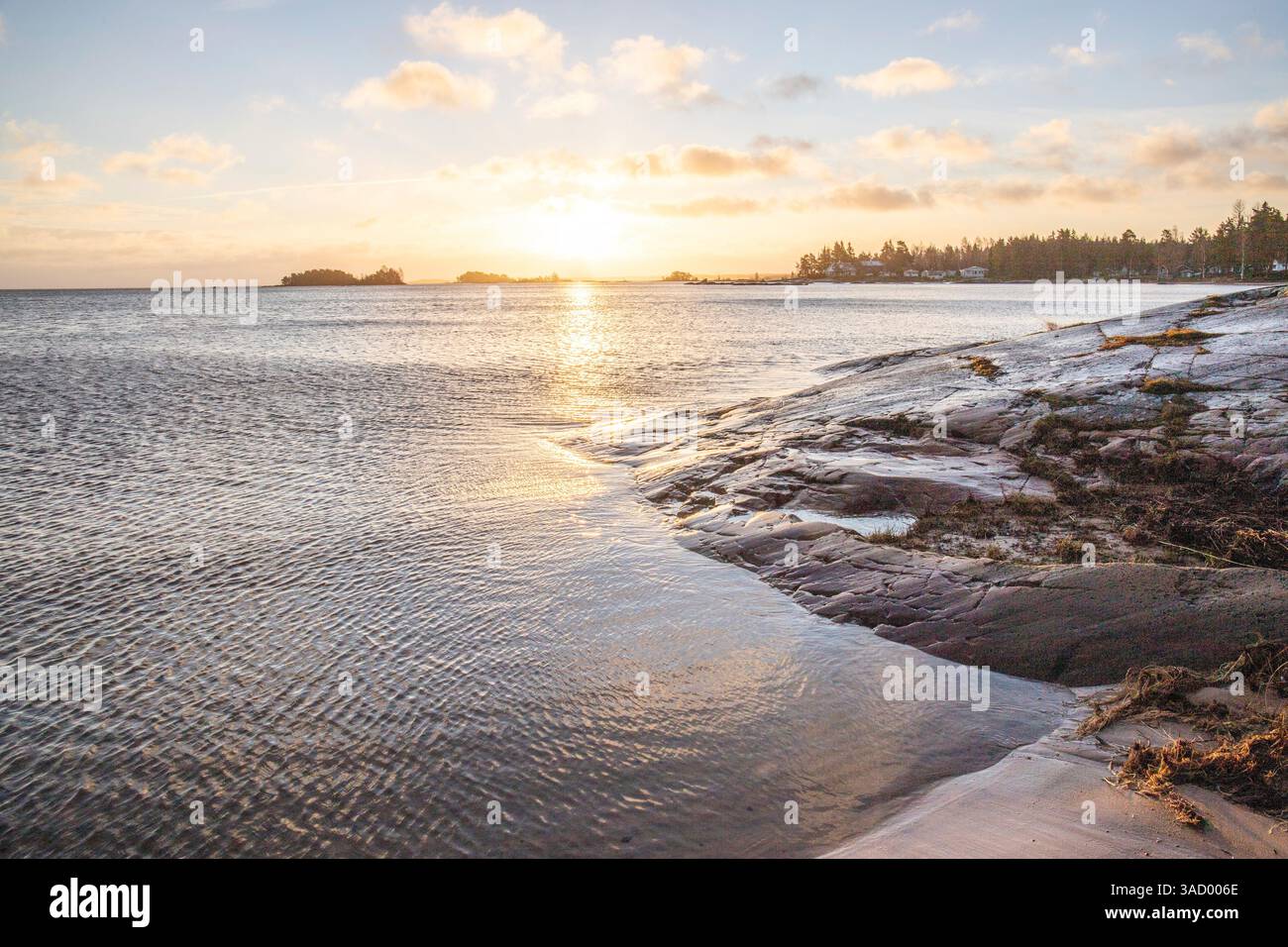 Belle photo côtière au coucher du soleil. Paysage photographié dans une réserve naturelle. Grebbestad, Suède, Scandinavie Banque D'Images
