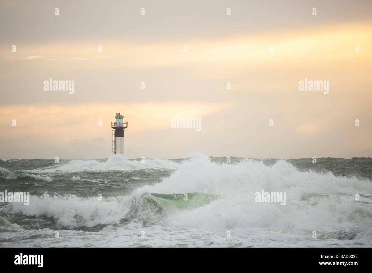 Un phare dans une tempête, mer sauvage le soir, coucher de soleil sur une côte avec de nombreux rochers dans la mer du Nord. Paysage marin en Suède, Scandinavie, Europe Banque D'Images