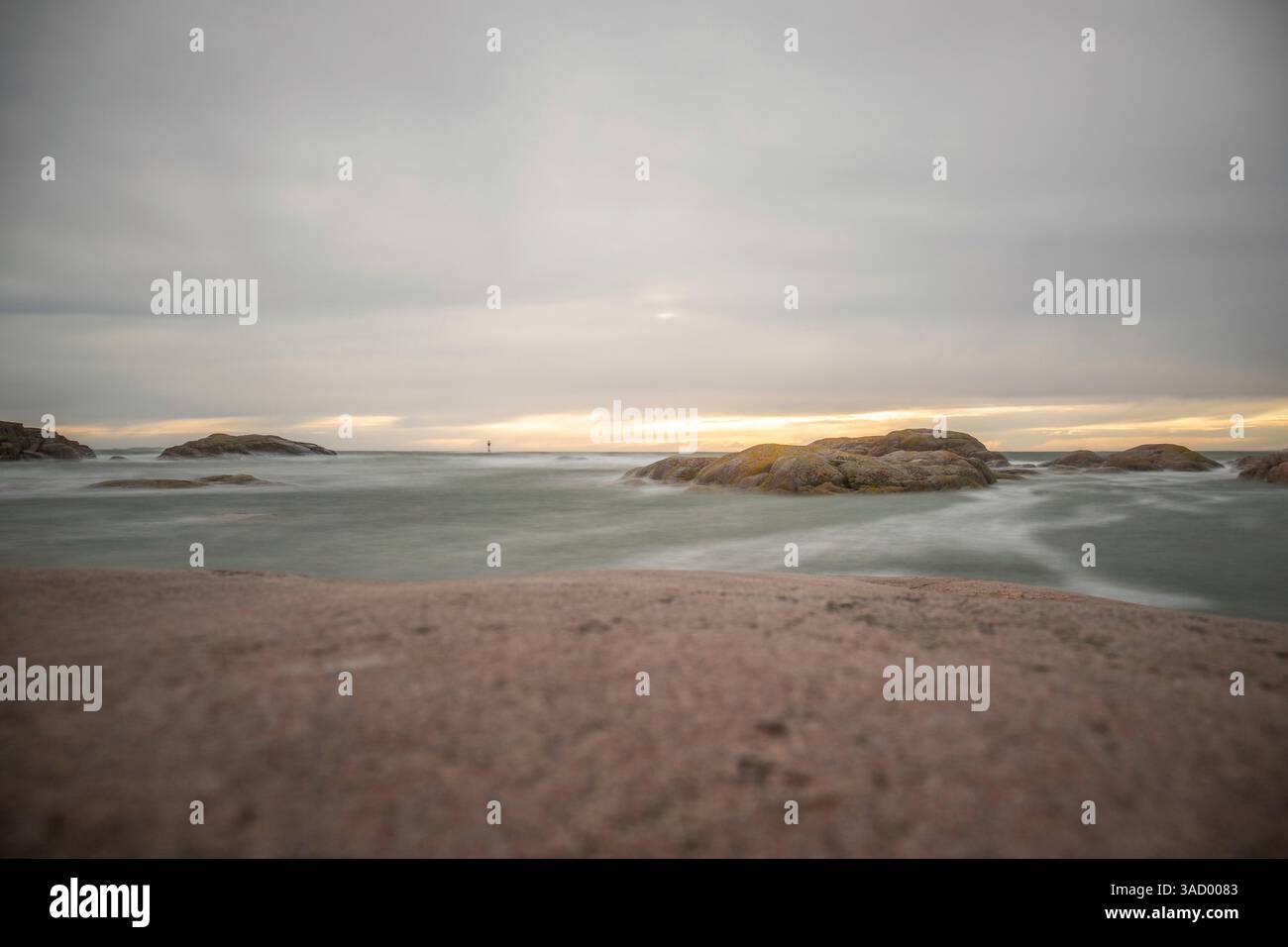Belle photo côtière au coucher du soleil. Photographie de paysage d'un littoral dans une réserve naturelle, Grebbestad, Suède, Scandinavie Banque D'Images