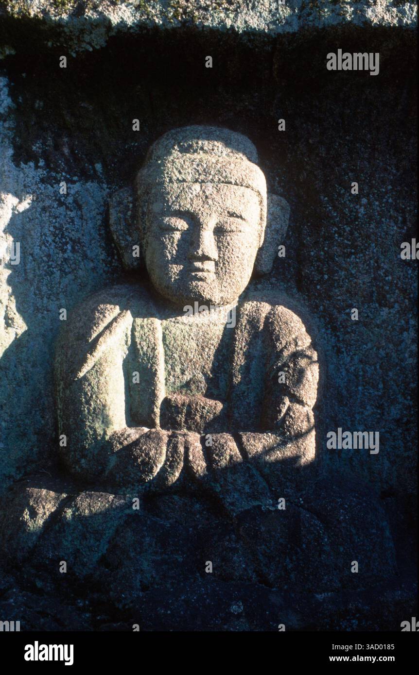 12 novembre 2002 ; Keungnam, CORÉE DU SUD ; Sambeopseonsa, un disciple de Uisangdaesa, apporta avec lui les reliques de Hyeneungdaesa de Tang (Chine) et les enchâssèrent ici dans la 21ème année de Seongdeokwang du Royaume de Silla (722). Plus tard, jingamseonsa a reconstruit l'ancien temple dans la 2ème année de Munseongwang (840). Il possède beaucoup de biens culturels précieux, y compris des trésors nationaux et des trésors. (Crédit image : KIP Kania/ZUMAPRESS.com) Banque D'Images