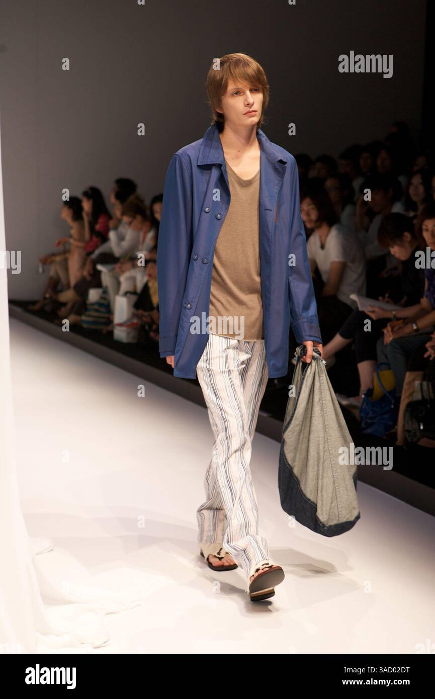 03 septembre 2008 - Tokyo, Japon - Un mannequin marche sur la piste portant la collection Tiny Dinosaur printemps et été 2009 pendant la Japan Fashion week 2009 (image crédit : Christopher Jue/ZUMAPRESS.com) Banque D'Images