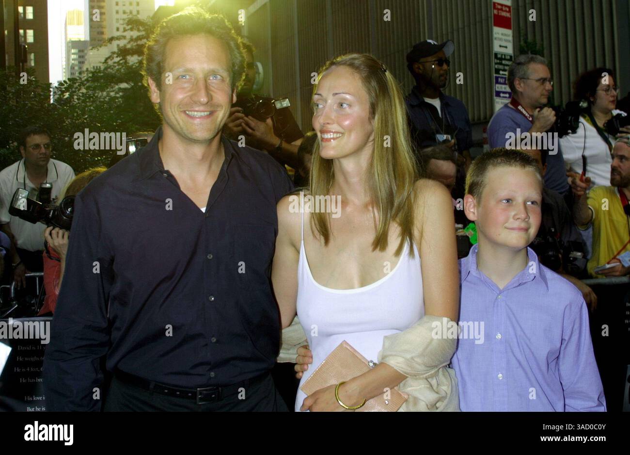 26 juin 2001 ; New York, NY, États-Unis ; acteur SAM ROBARDS & Family @ la première New York de 'A.I. Artificial Intelligence.'. (Crédit image : Nancy Kaszerman/ZUMAPRESS.com) Banque D'Images