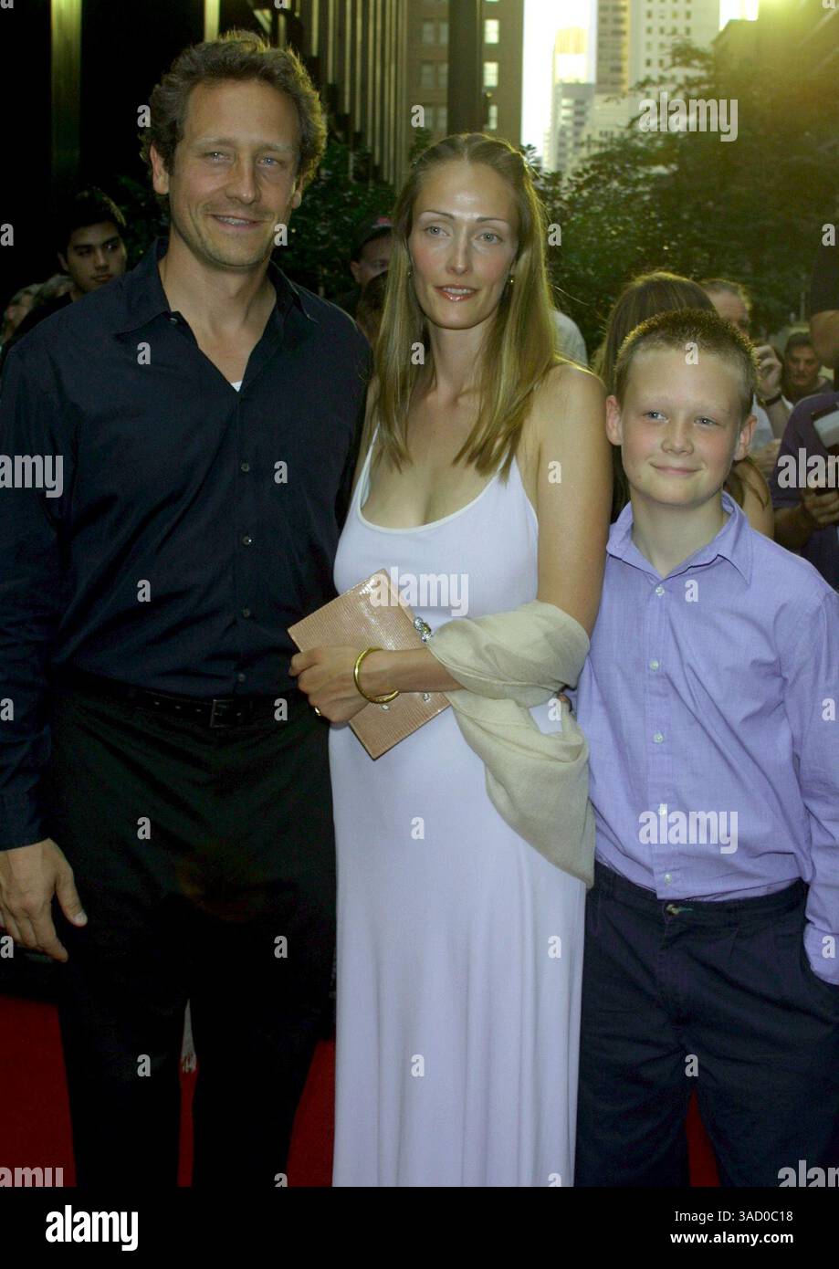 26 juin 2001 ; New York, NY, États-Unis ; acteur SAM ROBARDS & Family @ la première New York de 'A.I. Artificial Intelligence.'. (Crédit image : Nancy Kaszerman/ZUMAPRESS.com) Banque D'Images