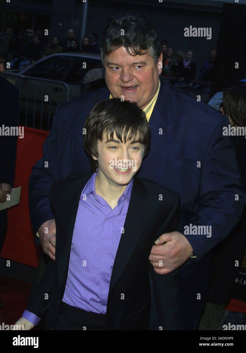 11 novembre 2001 ; New York, NY, États-Unis ; L'acteur DANIEL RADCLIFFE et l'acteur ROBBIE COLTRANE @ la première New York de 'Harry Potter & the Sorcerer's Stone' tenue au Zeigfeld Theater.. (Crédit image : Nancy Kaszerman/ZUMAPRESS.com) Banque D'Images