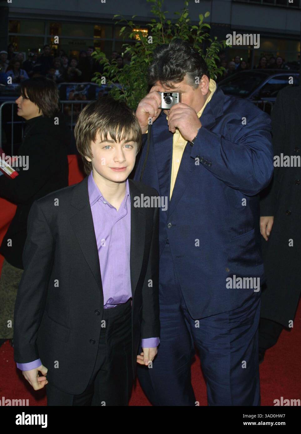 11 novembre 2001 ; New York, NY, États-Unis ; L'acteur DANIEL RADCLIFFE et l'acteur ROBBIE COLTRANE @ la première New York de 'Harry Potter & the Sorcerer's Stone' tenue au Zeigfeld Theater.. (Crédit image : Nancy Kaszerman/ZUMAPRESS.com) Banque D'Images